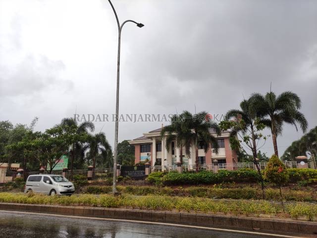 DIKELUHKAN: Pengadilan Agama Batulicin dikeluhkan warga karena biaya panjar perkara yang dinilai mahal. | FOTO: ZALYAN SHODIQIN ABDI/RADAR BANJARMASIN