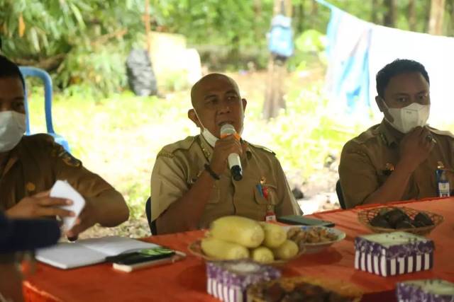 EVALUASI: Sekda Tala Dahnial Kifli memimpin FGD evaluasi pencapaian tujuh program unggulan Desa Dibina Kota Ditata, Rabu (15/12).