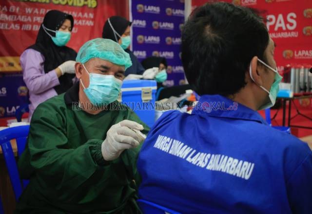 DARI PENJARA: Petugas vaksinator menyuntikkan vaksin kepada narapidana di Lapas Banjarbaru baru-baru tadi. Pihak Lapas mengklaim cakupan vaksinasi untuk narapidana sudah 100 persen. | Foto: Muhammad Rifani/Radar Banjarmasin