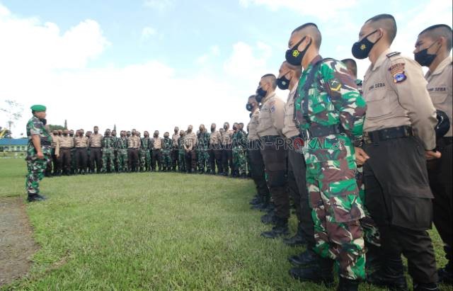 LORENG COKLAT: Puluhan siswa Diklat Integritas TNI-Polri di Secaba Rindam VI/Mulawarman mendapat arahan sebelum pamit balik ke kesatuan masing-masing. Diklat gabungan perdana ini resmi ditutup kemarin usai nyaris satu pekan berjalan. | Foto: Muhammad Rifa