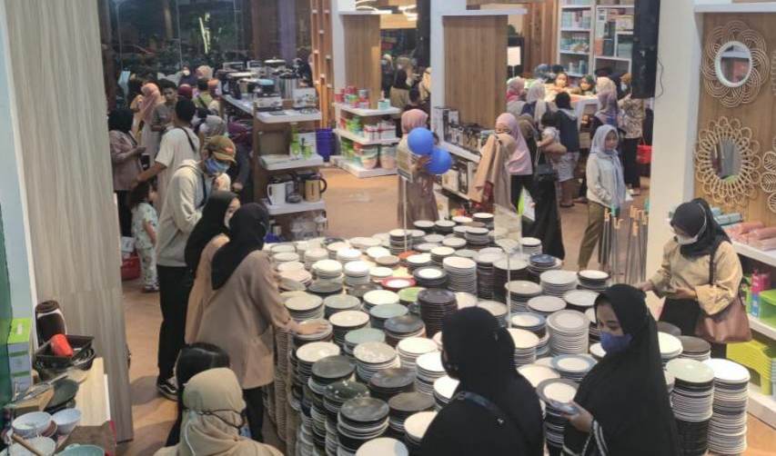 RAMAI: Khadeeja Home Solution depan ULM Banjarbaru dipadati pengunjung sejak dibuka Sabtu (17/12) tadi. | FOTO: RAHMAT/RADAR BANJARMASIN