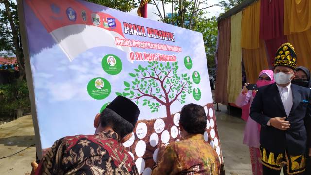 GERAKAN: Perwakilan Disdikbud Kalsel ikut menandatangani pakta integritas menolak berbagai macam bentuk perundungan.