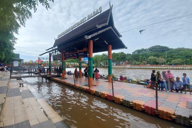BAKAL DIBENAHI: Dermaga apung di Siring Piere Tendean Banjarmasin bakal diperpanjang.