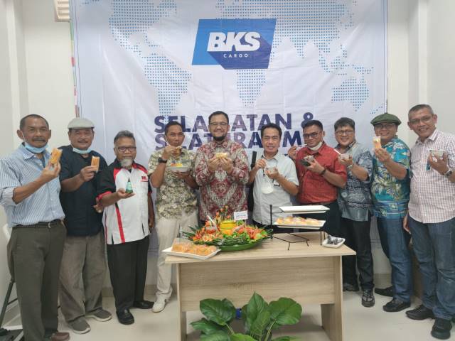 FOTO BERSAMA: GM PT AP 1 BDJ Dony Subardono, Owner BKS Kargo Oki foto bersama tamu dan undangan.
