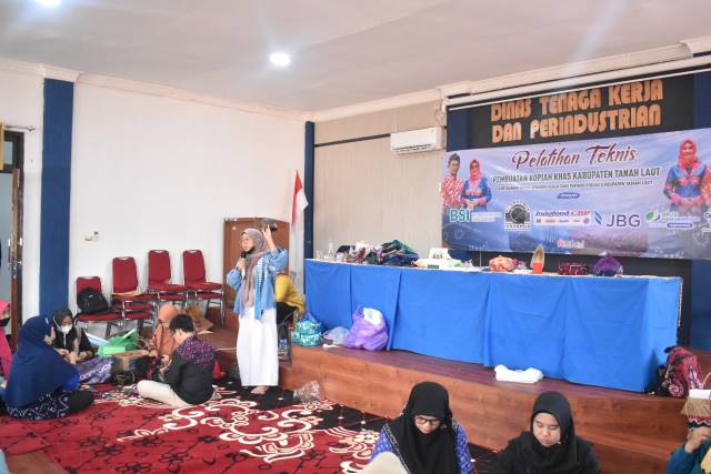 SERIUS: Tim Aruna Kreatif memberikan materi pada peserta pelatihan pembuatan kopiah khas Tala.