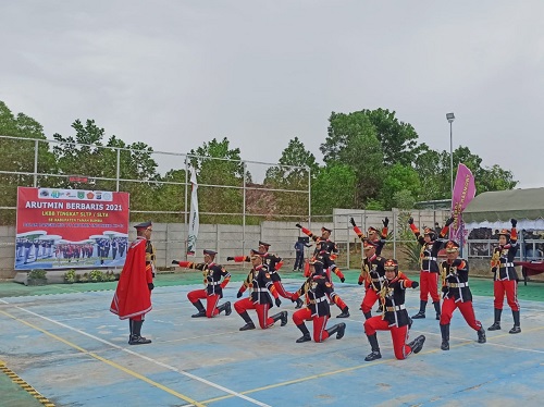 SERU: Peserta begitu antusias mengikuti Lomba Ketangkasan Baris Berbaris (LKBB) Arutmin Batulicin. | FOTO: ARUTMIN FOR RADAR BANJARMASIN.
