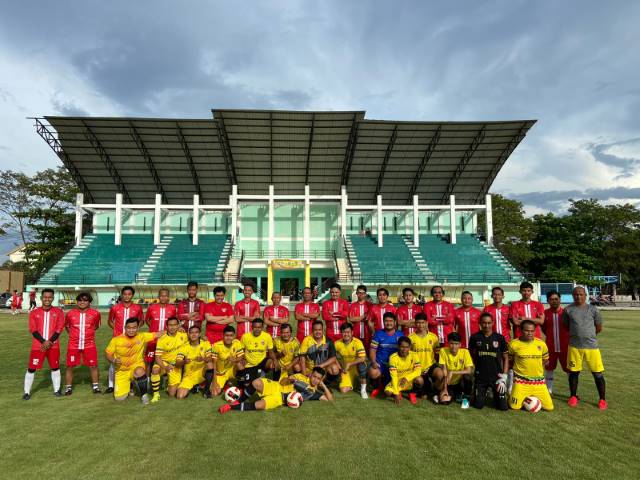 PERTANDINGAN PERSAHABATAN: Tim sepak bola Dispora Kalsel memenuhi jamuan Telkom Group Witel Kalsel di Stadion Mini SKB Banjarmasin, Kamis (16/12). Dalam laga persahabatan tersebut, Dispora Kalsel menang dengan skor 5-2.