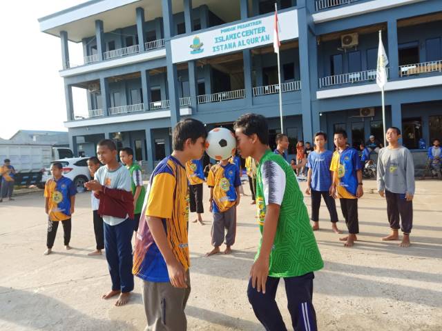 MEMOTIVASI:Para Santri semangat ketika mengikuti kegiatan game yang disuguhkan yayasan.