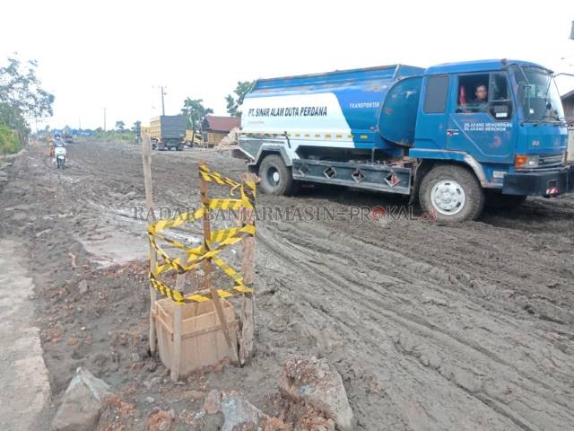 SKANDAL: Proyek jalan Liang Anggang-Bati-Bati yang disorot publik dalam sepekan ini. | FOTO: M OSCAR FRABY/RADAR BANJARMASIN