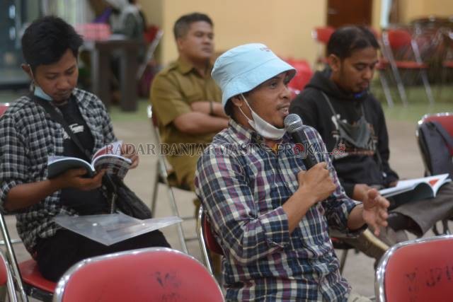 BERI MASUKAN: Peserta diskusi menyampaikan pendapatnya, saat launching buku Eksotisme Parang Tradisional Kalsel, Senin (20/12) lalu. | Foto: Wahyu Ramadhan/Radar Banjarmasin