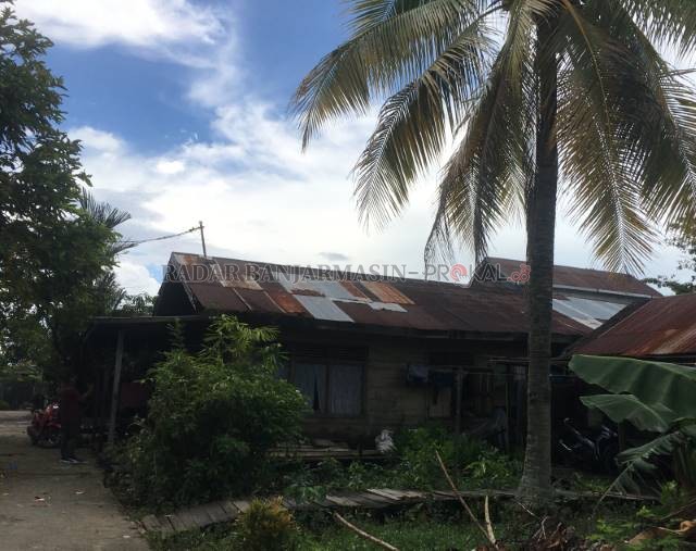 RUMAH TERDUGA TERORIS: Tim Densus Memeriksa sebuah rumah terduga teroris di Gang Seroja, Kelurahan Kuin Selatan, Banjarmasin, Rabu (22/12) pagi.