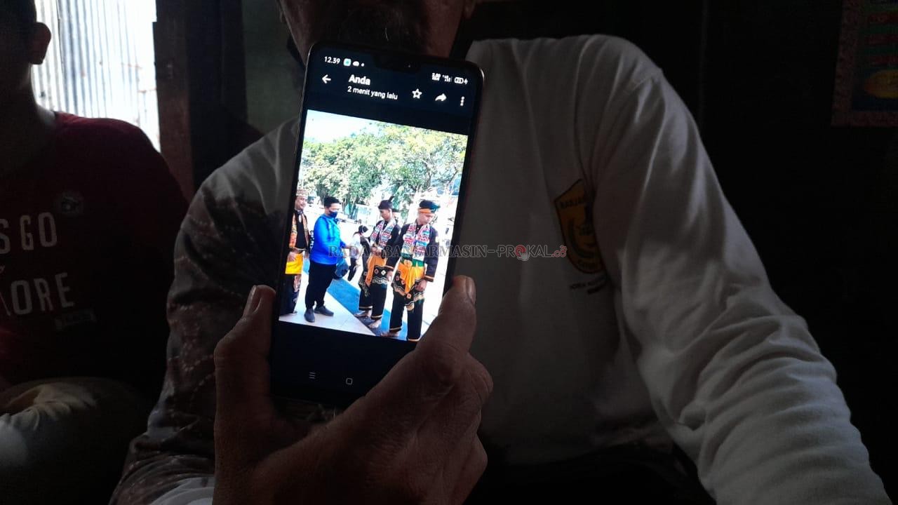 PENGHARGAAN: RM saat menerima penghargaan dari Wali Kota Banjarmasin, Ibnu Sina atas prestasi yang dia raih.