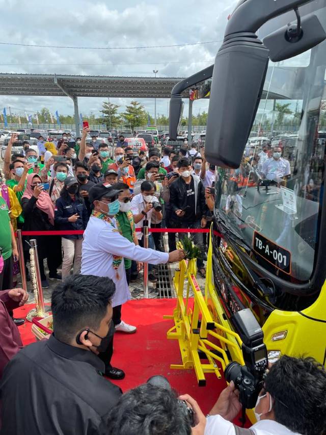 BUS BARU: Suasana peresmian angkutan umum massal berbasis jalan di wilayah perkotaan dengan skema Buy The Service (BTS) bernama Trans Banjarbakula di Terminal Gambut Barakat KM 17, kemarin. | FOTO:  TEMAN BUS BANJARMASIN