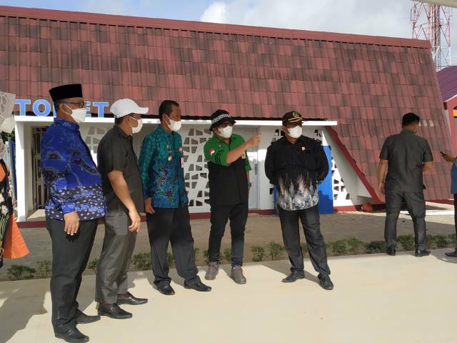 Foto : Kabid Tata Kota pada Dinas Perumahan Rakyat Kawasan Permukiman dan Lingkungan Hidup (DPRKPLH) Tala, Gusti Dwi Ersandi Kusuma menunjukkan pembangunan bekas Pasar Lama Pelaihari. | Foto: Norsalim Yahya/Radar Banjarmasin
