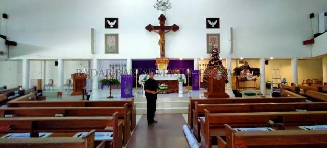DEKORASI: Persiapan natal di Gereja Hati Yesus Yang Maha Kudus, Banjarmasin. | FOTO: ENDANG SYARIFUDIN/RADAR BANJARMASIN