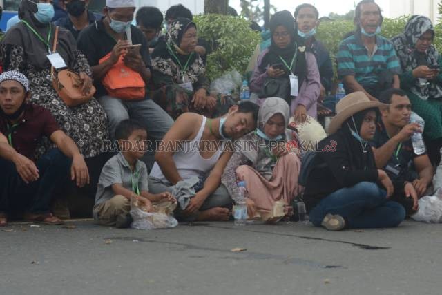 LELAH: Pengunjuk rasa yang didominasi oleh sopir truk dan angkutan batu bara, beristirahat sembari menunggu perwakilannya yang memasuki Gedung DPRD Kalsel, Rabu (22/12).