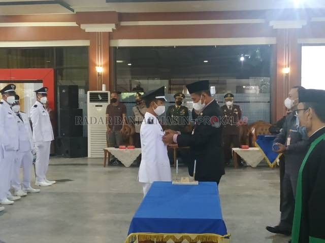 DILANTIK: Bupati Tala HM Sukamta memasangkan lencana kepada 26 kepala desa yang dilantik di Balairung Tuntung Pandang Pelaihari. | Foto : Norsalim Yahya/Radar Banjarmasin