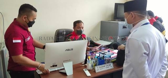 GELEDAH: Tim Pidsus Kejaksaan Negeri Amuntai saat melaksanakan pengembangan penyidikan di Bidang Dikdas Kabupaten HSU. | Foto: Muhammad Akbar/Radar Banjarmasin
