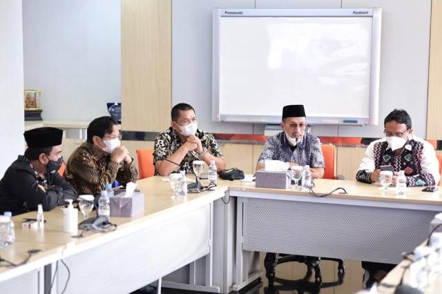 TOLONG PERJUANGKAN: Rombongan Komisi X DPR RI saat berkunjung ke Kalsel, Selasa (21/12).