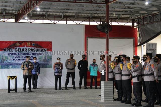 AMANKAN NATARU: Wali Kota Banjarbaru, Aditya Mufti Ariffin bersama Kapolres Banjarbaru, AKBP Nur Khamid memberikan arahan kepada personel pengamanan Nataru dalam apel gelar pasukan Operasi Lilin Intan 2021 kemarin. | Foto: Muhammad Rifani/Radar Banjarmasi