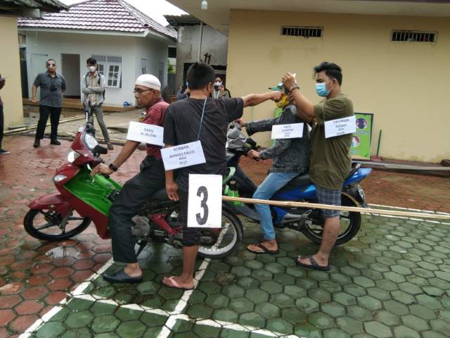REKA ULANG ADEGAN: Duan menunjukkan bagaimana dia menganiaya seterunya. Korban diperankan oleh PHL Polsek Banjarmasin Tengah.