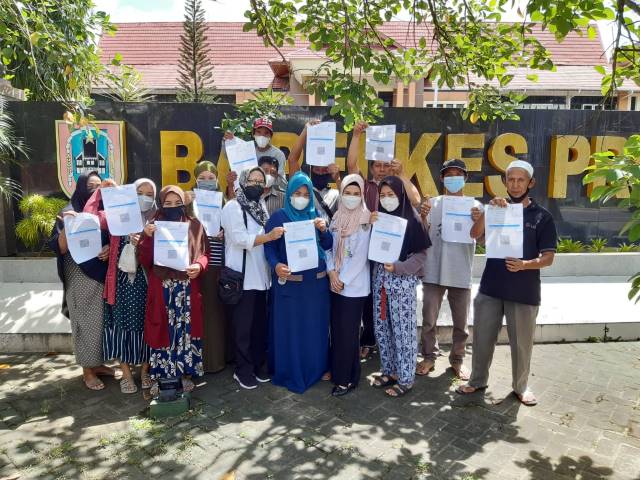 SERTIFIKAT VAKSIN: Masyarakat menunjukan sertifikat usai melakukan vaksinasi.