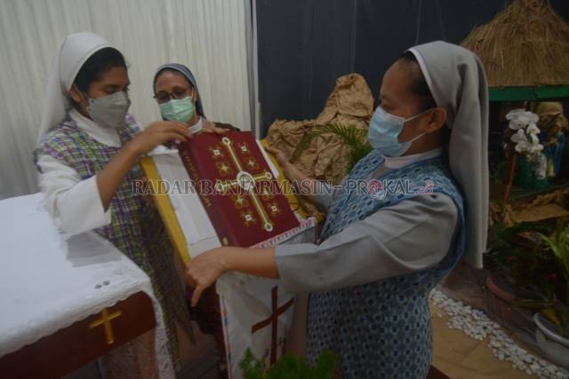 MENJELANG MISA: Suster gereja di Jalan Lambung Mangkurat itu mendekorasi altar untuk ibadah misa.