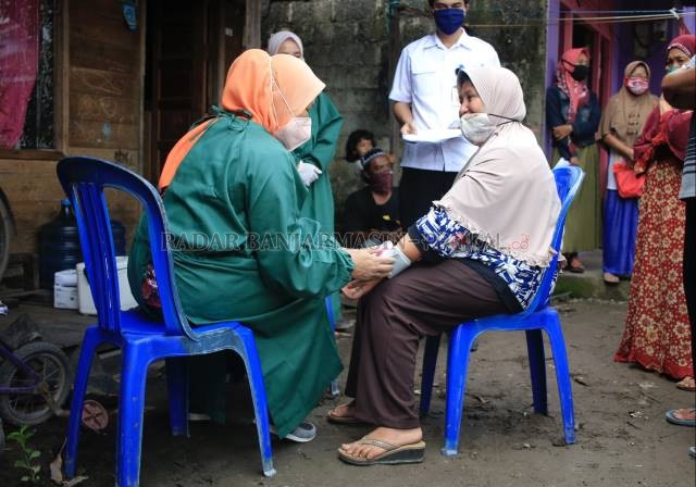 DI PEKARANGAN: Pemko Banjarbaru gencar menggelar vaksinasi dengan metode langsung datang ke masyarakat. Percepatan vaksinasi yang digenjot Pemko Banjarbaru rupanya memerlukan anggaran yang tak sedikit. | Foto: Muhammad Rifani/Radar Banjarmasin