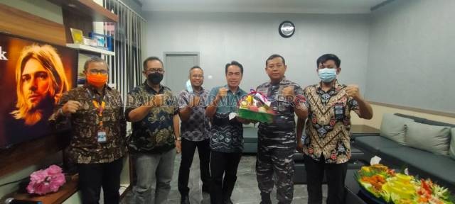 HANGAT DAN AKRAB: Direktur Radar Banjarmasin, Suriansyah Achmad dan Danlanal Banjarmasin, Kolonel Laut (P) Herbiyantoko mengepalkan tangan ke udara. | FOTO: MAULANA/RADAR BANJARMASIN