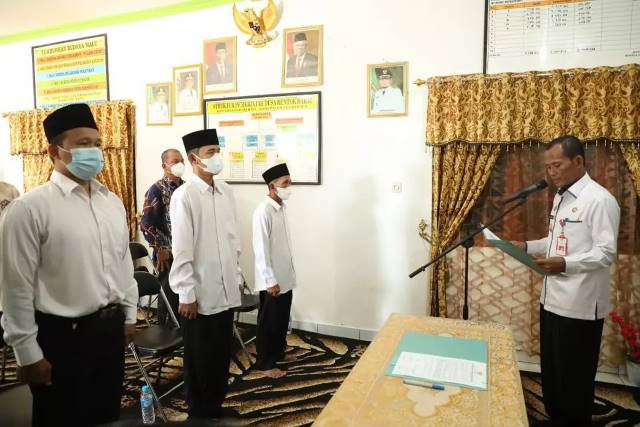 RESMI DILANTIK: Bupati Tala melantik anggota BPD pengganti antar waktu (PAW) Desa Bentok Darat, Bentok Kampung dan Desa Ujung Kecamatan Bati-Bati.