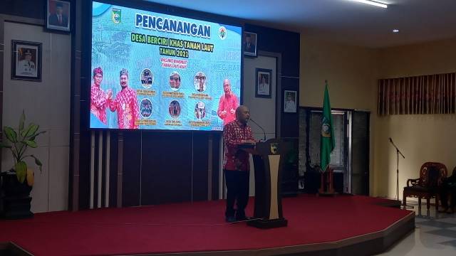 CANANGKAN: Staf Ahli Bidang Pemerintahan Hukum dan Politik Setda Tala Muhammad Mursyi membacakan sambutan Bupati Tala HM Sukamta di acara pencanangan enam desa berciri khas tahun 2021 di Gedung Sarantang Saruntung.