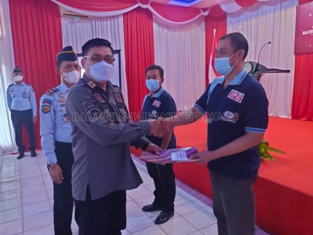 REMISI KHUSUS: Kadiv Pemasyarakatan Kanwil Kemenkumham Kalsel, Sri Yuwono memberikan remisi khusus Natal kepada WNA di Lapas Kelas II A Banjarmasin. | FOTO: WAHYU RAMADHAN/RADAR BANJARMASIN