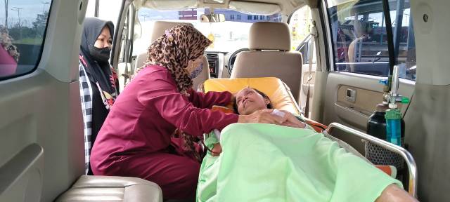 AKHIRNYA PULANG: Norainah saat tiba di Bandara Syamsudin Noor, Sabtu (25/12). Wanita berusia 58 tahun ini akhirnya kembali ke Banua, setelah sebelumnya ditemukan lumpuh di jalanan Arab Saudi. | FOTO: BP2MI BANJARBARU for RADAR BANJARMASIN