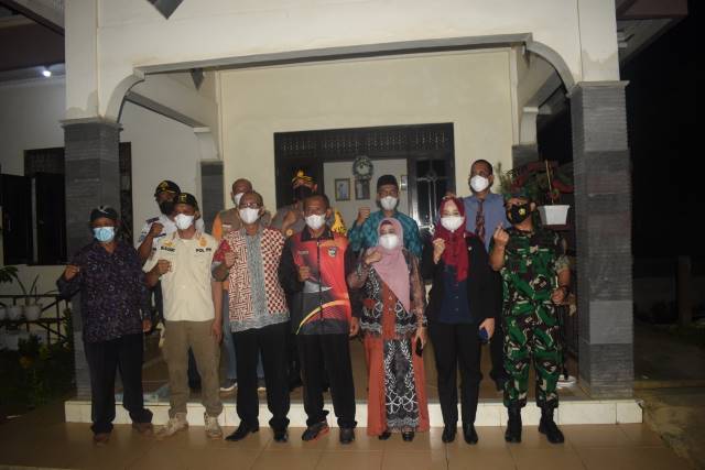 FOTO BERSAMA: Bupati Tala HM Sukamta dan jajaran Forkopimda serta kepala SKPD terkait usai kegiatan monitoring ibadah malam Natal.