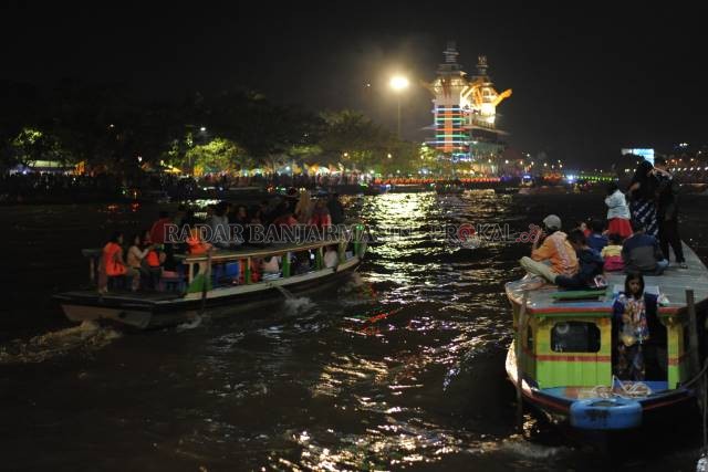 MEMBELUDAK: Pengunjung siring menikmati susur sungai di Sungai Martapura pada perayaan tahun baru sebelum pandemi covid. | FOTO: WAHYU RAMADHAN/RADAR BANJARMASIN