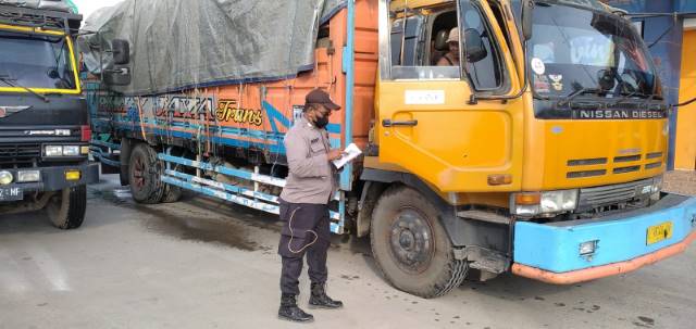 CEGAH PENYELUNDUPAN: Personel Polsek KPL mengecek sopir truk yang keluar masuk Pelabuhan Trisakti.
