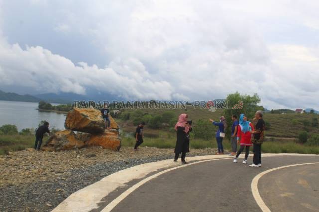 RAMAI: Suasana Bukit Batu, salah satu tempat wisata di Tahura Sultan Adam yang ramai didatangi pengunjung, Sabtu (25/12). | FOTO: SUTRISNO/RADAR BANJARMASIN
