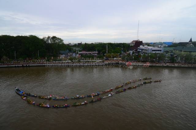SUSUN FORMASI: Atraksi pedagang Pasar Terapung di Sungai Martapura. Dipotret dari atas Menara Pandang, Siring Pierre Tendean. | FOTO: WAHYU RAMADHAN/RADAR BANJARMASIN
