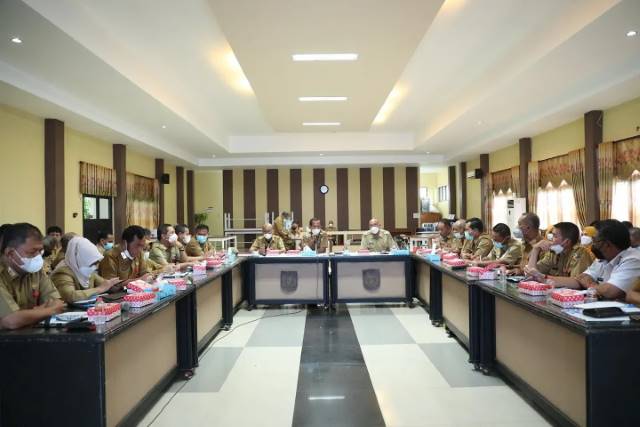 SERIUS: Bupati Tala HM Sukamta memimpin rapat koordinasi dengan kepala SKPD serta camat di Aula Sarantang Saruntung, Senin (27/12) .