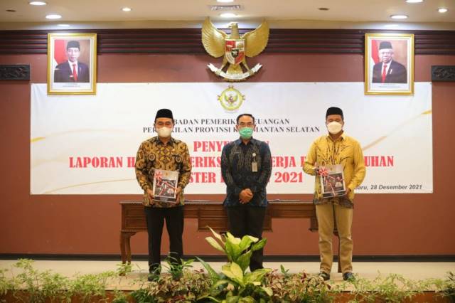LAPORAN BPK: Bupati Zairullah Azhar (kiri) saat menerima laporan dari BPK di Banjarbaru, Selasa (28/12).