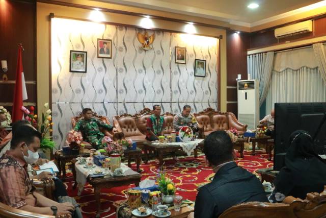 KEJAR TARGET: Bupati Tala HM Sukamta memimpin rapat evaluasi percepatan vaksinasi Covid-19.