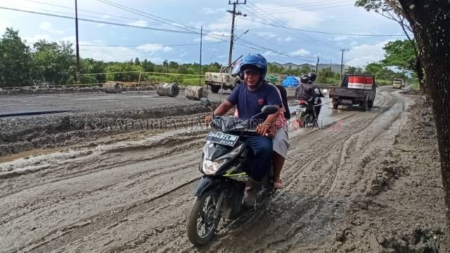 DIPROTES: Kondisi peningkatan Jalan Liang Anggang-Bati-Bati, kemarin. Dua hari lagi tahun 2021 berakhir, namun proyek jalan ini progresnya masih mengecewakan. | FOTO: SUTRISNO/RADAR BANJARMASIN