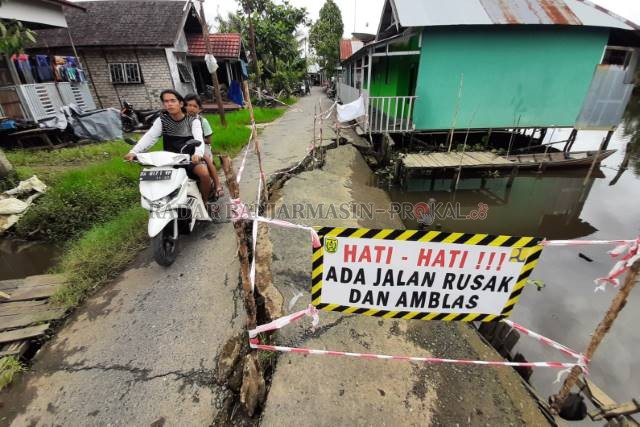 AMBLES: Gang Gandapura adalah rute alternatif menuju Lingkar Dalam Selatan. Beginilah kondisinya, terbelah dan hampir masuk ke sungai. | FOTO: WAHYU RAMADHAN/RADAR BANJARMASIN