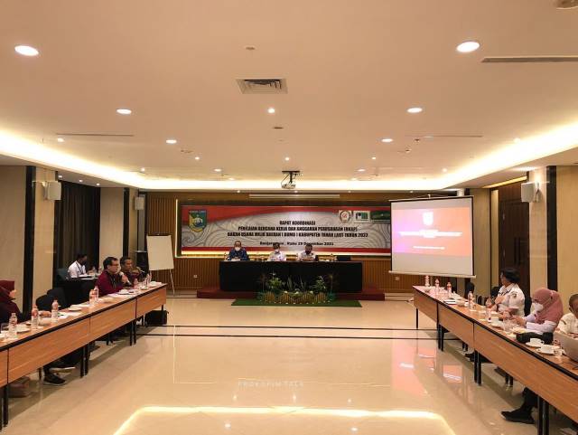 SERIUS: Suasana rapat koordinasi penilaian Rencana Kerja dan Anggaran Perusahaan (RKAP) BUMD Kabupaten Tala tahun 2022, Rabu (29/12)