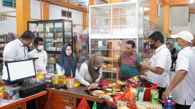 PENGAWASAN: Disdagri Tanah Bumbu memeriksa toko dan mini market di daerah ini. Mereka menemukan sejumlah produk yang sudah tidak layak pakai.