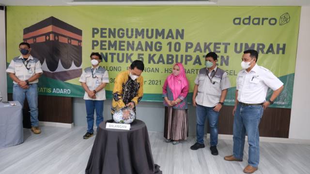 PENCABUTAN : Bupati Balangan, Abdul Hadi saat mengambil undian untuk menentukan warga yang beruntung mendapat umrah gratis dari program PT Adaro Indonesia. | FOTO: WAHYUDI/RADAR BANJARMASIN.
