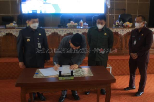 PENANDATANGANAN: Ketua DPRD Balangan, Ahsani Fauzan (kiri) saat menandatangani berita acara persetujuan bersama evaluasi Gubernur Kalimantan Selatan, terhadap Rancangan Peraturan Daerah (Raperda) Tentang Anggaran Pendapatan dan Belanja Daerah (APBD) tahun