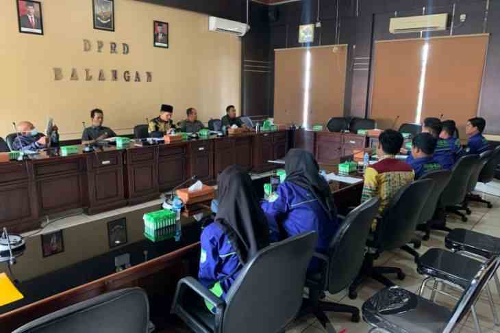 FASILITASI: KMB Banjarmasin (kanan) saat menyampaikan aspirasi di DPRD Balangan. | FOTO HUMAS FOR RADAR BANJARMASIN.