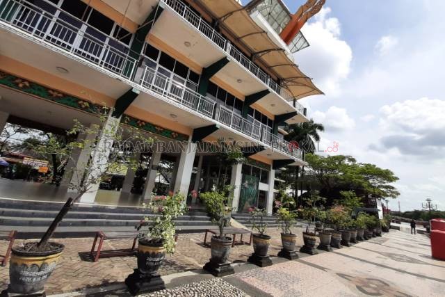 SEPI: Menara Pandang di Siring Pierre Tendean, tepian Sungai Martapura. Kawasan wisata ini sudah ditutup sejak awal pandemi. | FOTO: WAHYU RAMADHAN/RADAR BANJARMASIN