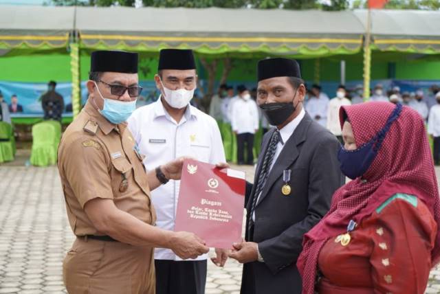 APRESIASI: Asisten Administrasi Umum Setda Tanah Bumbu Andi Aminuddin menyerahkan piagam penghargaan kepada Kemenag Tanah Bumbu atas beberapa prestasi yang telah diraih.
